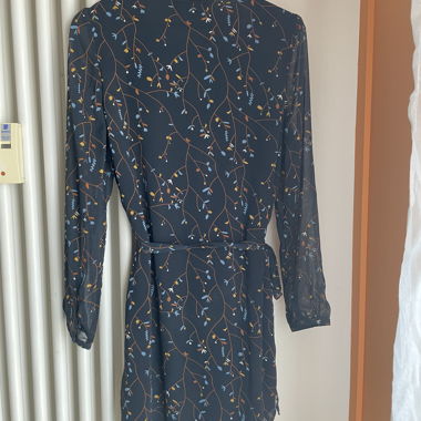 Robe à taille nouée florale