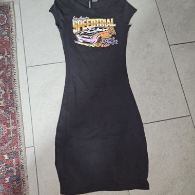 Schwarzes T-Shirt-Kleid mit Grafikprint