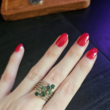 Ring mit grünen Steinen
