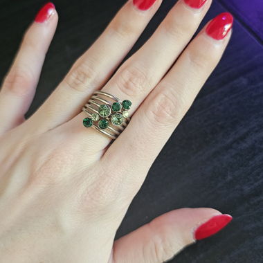 Ring mit grünen Steinen