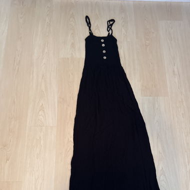 Bodenlanges schwarzes Kleid