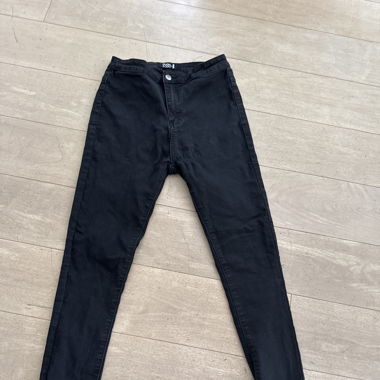 Lange schwarze Jeanshose 