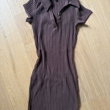 Robe moulante avec décolleté 