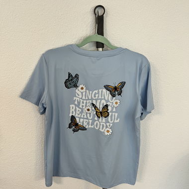 T-shirt bleu avec papillon