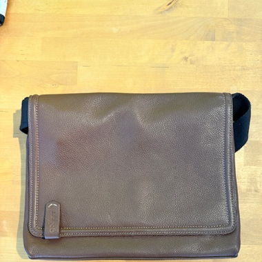 braune Ledertasche zum Umhängen