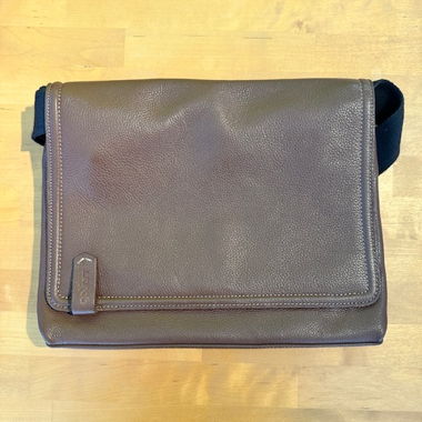 braune Ledertasche zum Umhängen