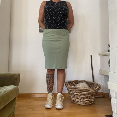 Guess Jupe im Rippstoff M aber kleines M im Bund