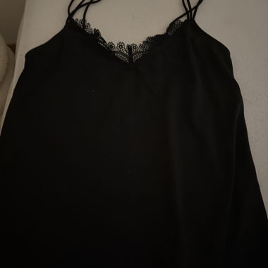 Top nero in pizzo con spalline