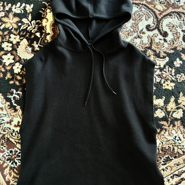 Schwarzes ärmelloses Hoodie