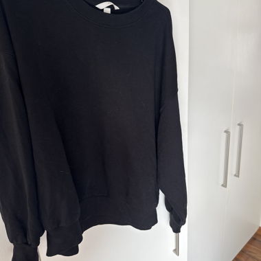 Black Sweatshirt Pullover