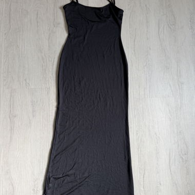 Abito lungo nero con spalline sottili