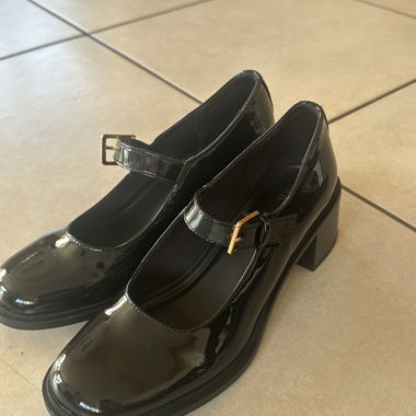 Schwarze Lack-Mokassins mit Riemen