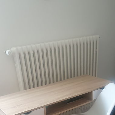 Schreibtisch mit Stuhl