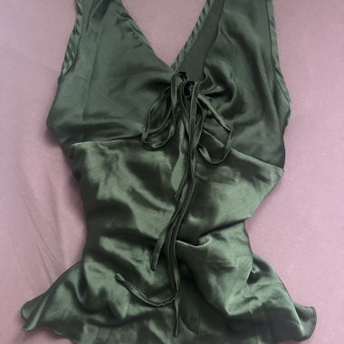 Gruenes Satin-Top