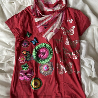 T-shirt rosso con applicazione a farfalla