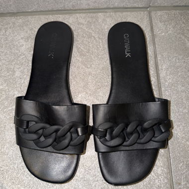 Schwarze Riemen-Sandalen