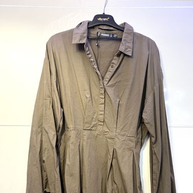 Hemdkleid mit schleife an den Ärmel