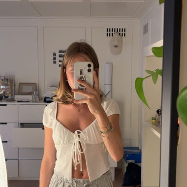 Crop-top blanc avec détail à nœuds