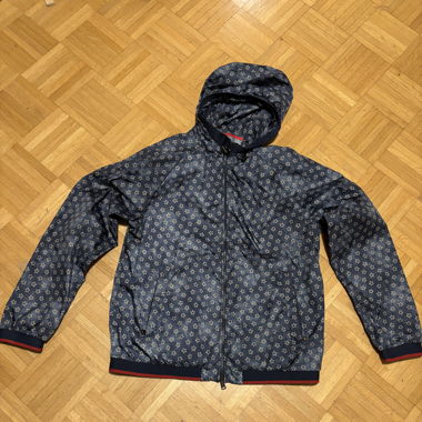 Blouson coupe vent à capuche 