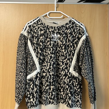 Adidas Pulli mit Leo-Print