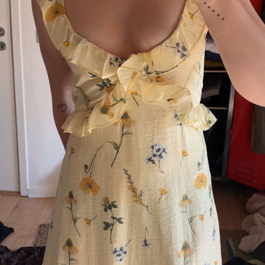 Abito lungo maxi giallo con motivo floreale