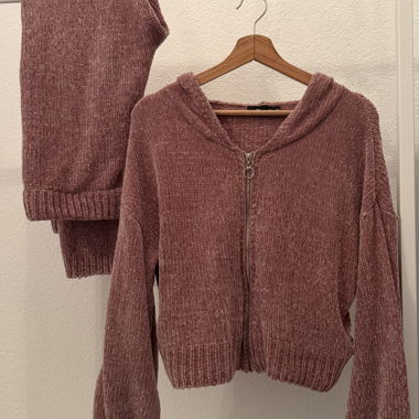 Rosa Zweiteiler mit Kapuzenjacke