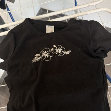 Bershka T-Shirt schwarz Blumen