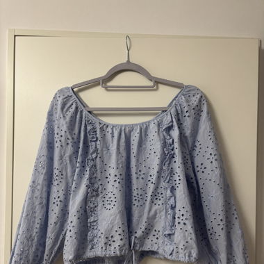 Hellblaue luftige Bluse