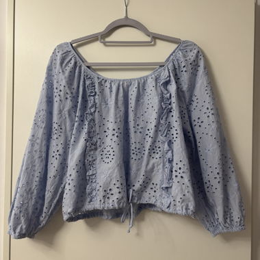 Hellblaue luftige Bluse