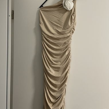 Abito da sera beige con arricciatura