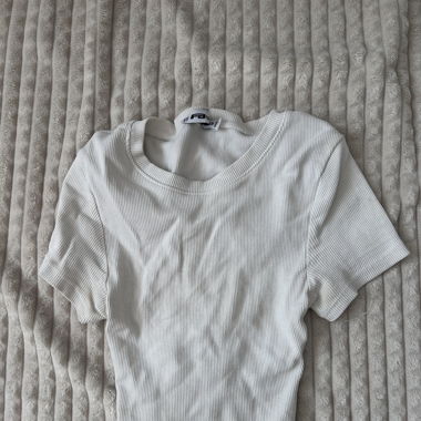 Haut blanc avec ficelle derrière 