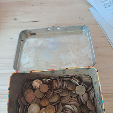 Boîte remplie de pièce ancienne 