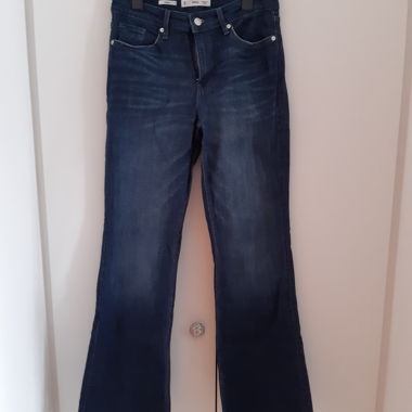 Dunkelblaue Schlagjeans