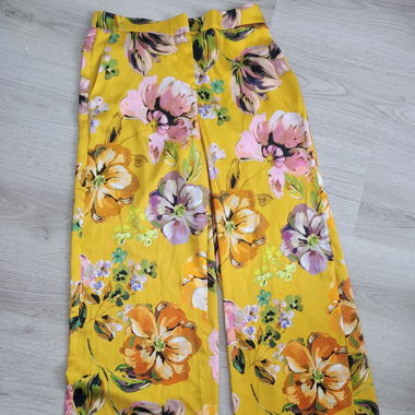 florale gelbe Hose