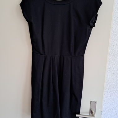 Schwarzes Kleid 