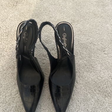 Schwarze Slingback-Pumps