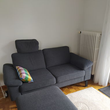 Sofa Neuwertig 2-Sitzer inkl Hocker 