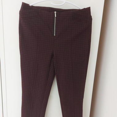 Leggings-Hose mit bordeauxrotem Karomuster