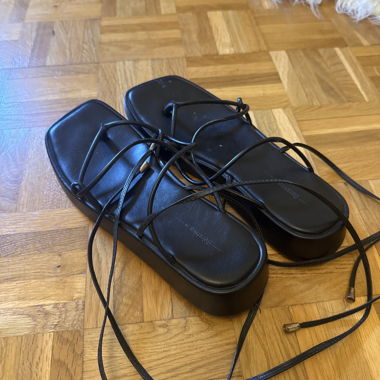 Sandales noires avec lacets
