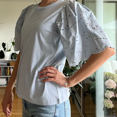 Schönes Baumwoll-T-Shirt mit Ärmeln
