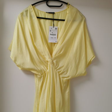 Gelbes schönes Kleid