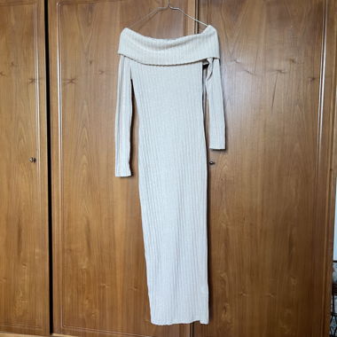 Abito a costine con scollo sulle spalle