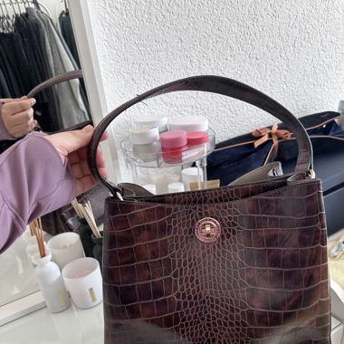 Handtasche in Krokodil-Optik