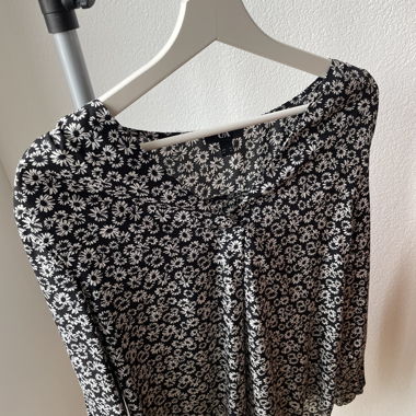 Blusa con fiori bianchi