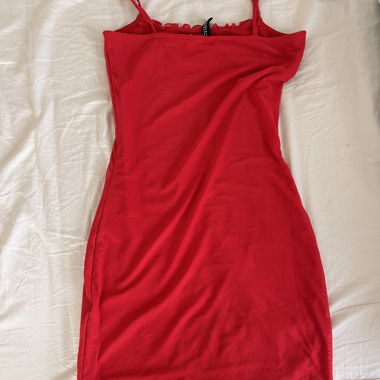 rotes enges Kleid mit Rüschen