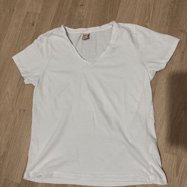 T-shirt bianco con scollo a V