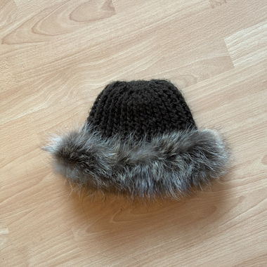 Knit beanie with fur
