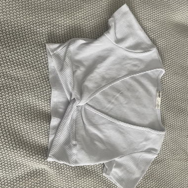 Top court avec décolleté