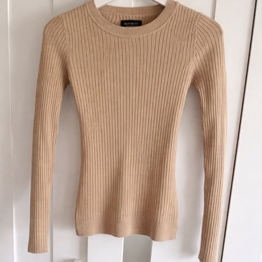 Pull côtelé beige à col rond