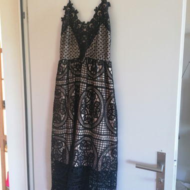 Robe mi-longue noire en dentelle